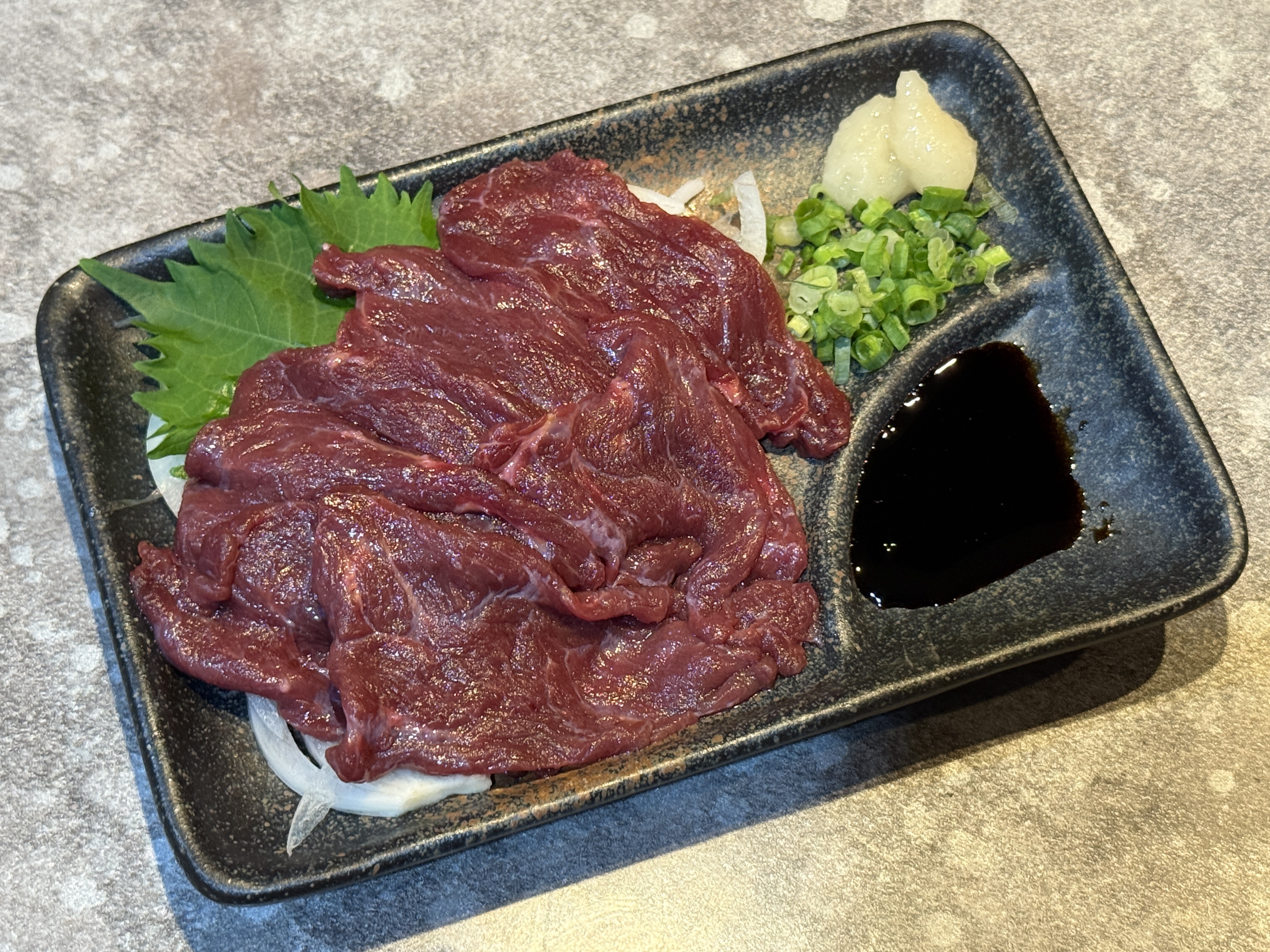 ブラジル産　赤身馬肉(真空)馬刺し　ロース　約100g